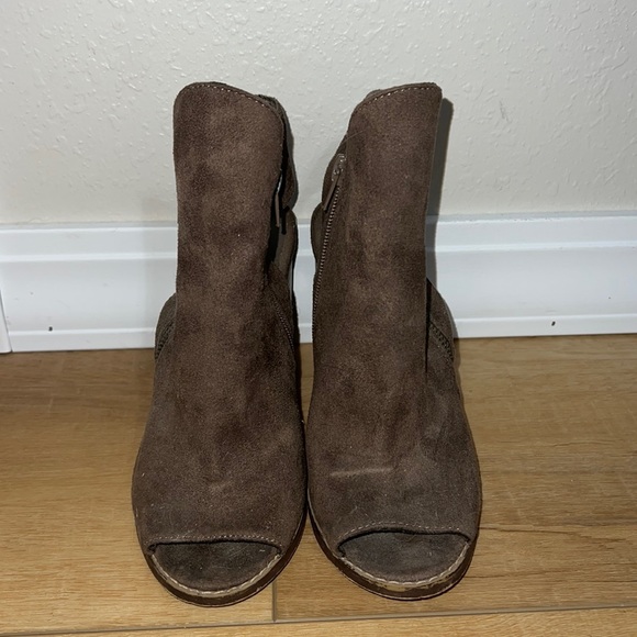 Grey Heels with Zippers Size 6 (MAKE AN OFFER) - Picture 2 of 4